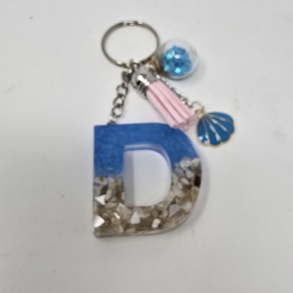 Handmade resin beach themed letter D keychain - Picture 2 of 5